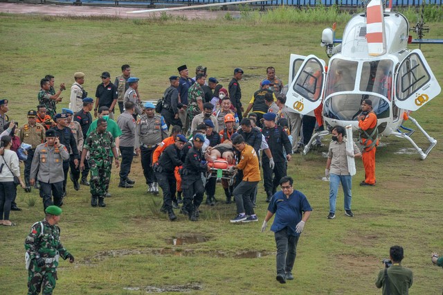 Petugas mengevakuasi ADC Kapolda Jambi Briptu Aditya menggunakan tandu setibanya di Stadion Merangin, Jambi, Selasa (21/2/2023). Foto: Wahdi Septiawan/Antara Foto