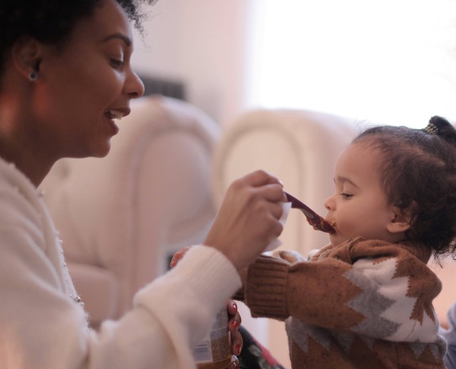 Ilustrasi orang tua menerapkan feeding rules pada anak. Foto: Pexels.com
