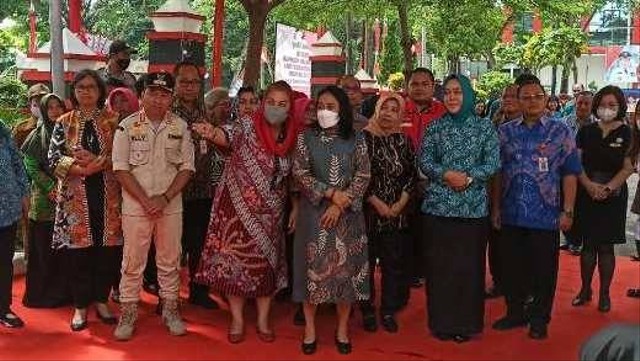 Menteri Pemberdayaan Perempuan dan Perlindungan Anak (PPPA), I Gusti Ayu Bintang Darmawati didampingi Wali Kota Semarang Hevearita Gunaryanti Rahayu (Ita) saat peresmian Rumah Pelita. Foto: Dok. Istimewa