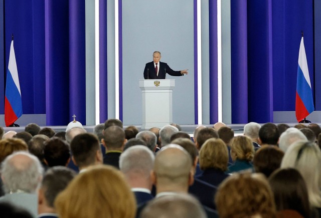 Presiden Rusia Vladimir Putin menyampaikan pidato tahunannya kepada Majelis Federal di Moskow, Rusia, Selasa (21/2/2023).  Foto: Sputnik/Dmitry Astakhov/Kremlin/Reuters