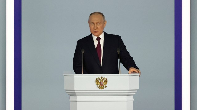 Presiden Rusia Vladimir Putin menyampaikan pidato tahunannya kepada Majelis Federal di Moskow, Rusia, Selasa (21/2/2023). Foto: Sputnik/Sergei Karpukhin/Reuters