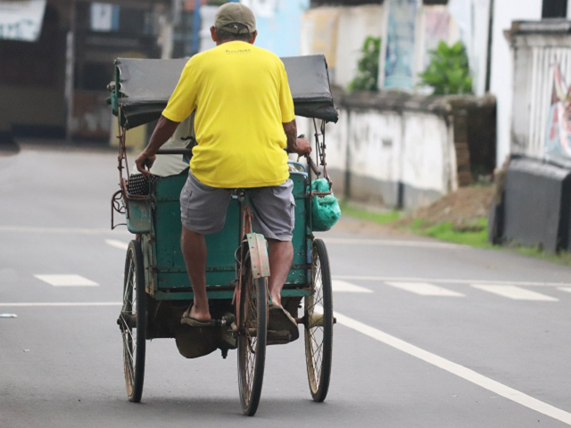 Ilustrasi cara menghormati dan mematuhi orang tua saat masih hidup. Sumber: www.unsplash.com.