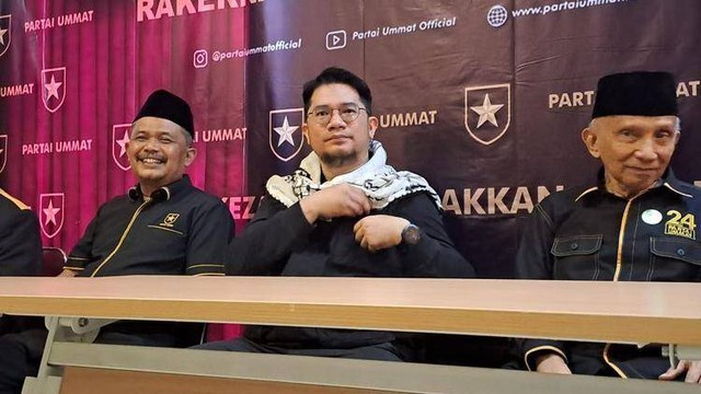 Ketua Umum Partai Ummat Ridho Rahmadi saat ditemui di Asrama Haji Pondok Gede, Jakarta Timur, saat menggelar Rapat Kerja Nasional (Rakernas) ke-1 Partai Ummat, Senin (13/2)