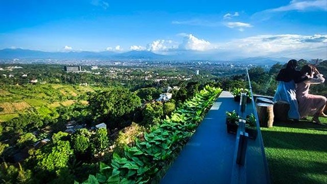 Daya tarik pemandangan dan suasana di Desa Wisata Ciburial Bandung | Foto by: Ayi Sumarna