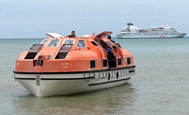 Kapal Pesiar Singgah, Puluhan Turis Asing Nikmati Keindahan Pulau Bawean