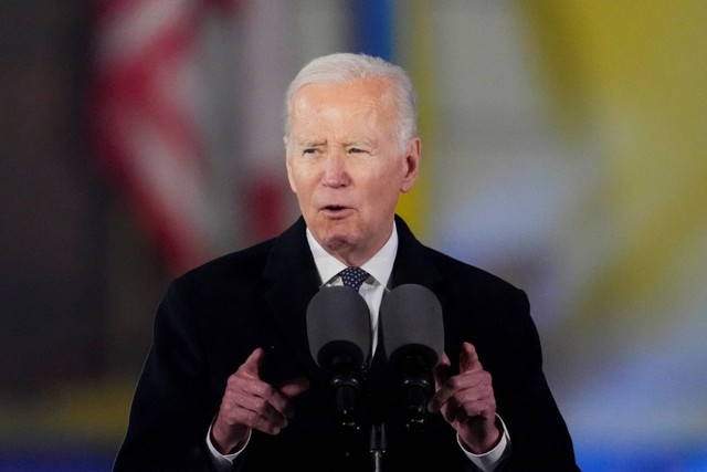 Presiden AS Joe Biden memberikan sambutan menjelang peringatan satu tahun invasi Rusia ke Ukraina di Royal Warsaw Castle Gardens di Warsawa, Polandia pada Selasa (21/2/2023). Foto: Aleksandra Szmigiel/REUTERS 
