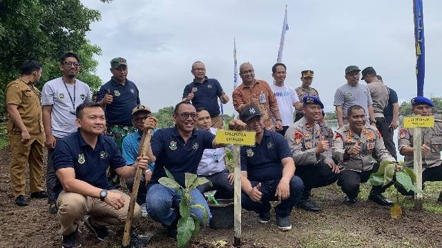 Helldy Agustian Walikota Cilegon melakukan aksi Kegiatan HPSN 2023 di Situ Rawa Arum (21/2/23) /Dokumentasi Pribadi 