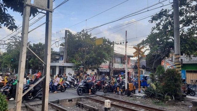 Penyeberangan di Stasiun Sentiong. Foto: Dokumen Pribadi.