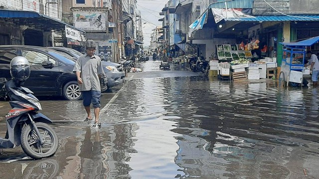 Banjir rob saat melanda Tanjungpinang. Foto: Ismail/kepripedia.com