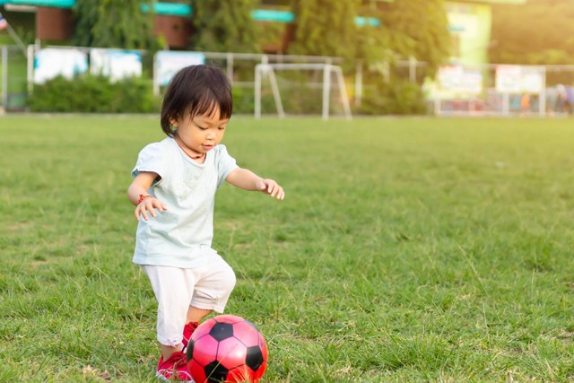 Ilustrasi balita belajar menendang. Foto: Waridsara_HappyChildren/Shutterstock