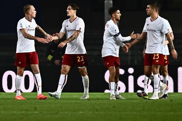 Pemain AS Roma Nicolo Zaniolo merayakan gol pertama untuk timnya bersama Rick Karsdorp saat pertandingan sepak bola Serie A Italia melawan Hellas Verona di Stadion Marcantonio Bentegodi di Verona. Foto: Marco Bertorello/AFP