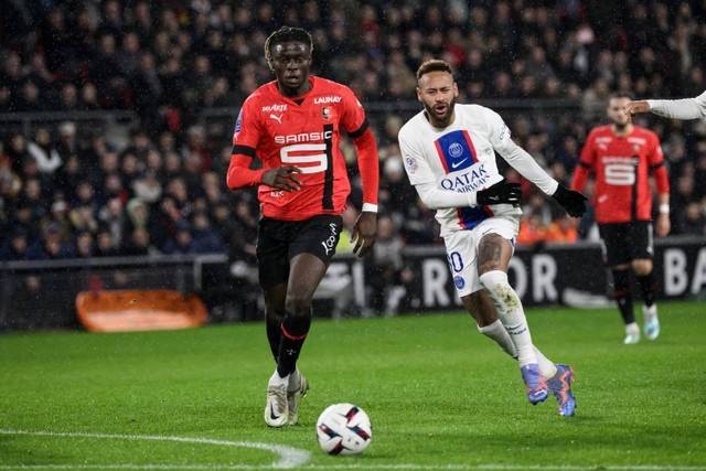 Pemain Paris Saint-Germain Neymar berebut bola dengan pemain Rennes pada pertandingan lanjutan Liga Prancis di Stadion Roazhon Park di Rennes , Prancis Foto: Jean-Francois MONIER/AFP