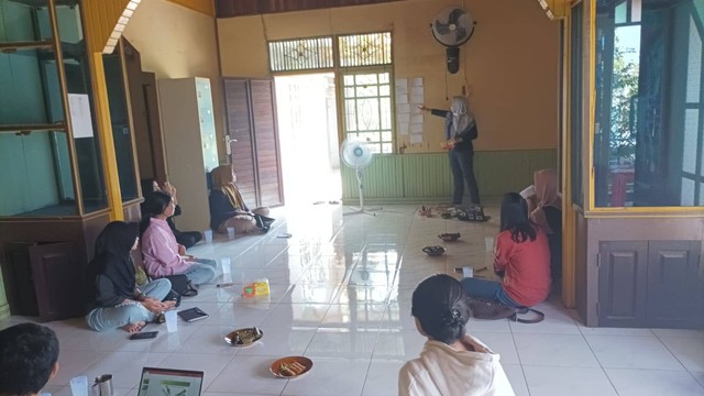 Ranti saat menyampaikan materi kepada kelompok muda binaan YP. (Foto : Yayasan Palung).