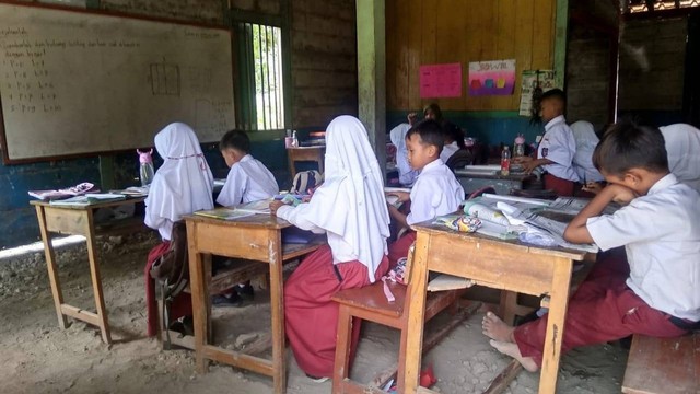 Kondisi siswa-siswi SD di Blora yang harus belajar dengan menempati rumah warga yang kondisi lantainya masih tanah. (Foto: Dok Istimewa)