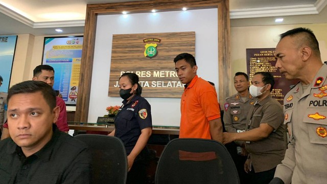 Mario Dandy Satriyo pelaku penganiayaan ditampilkan di Polres Jakarta Selatan menggunakan baju tahanan. Foto: Luthfi Humam/kumparan