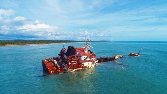Kapal tanker pengangkut 1.900 ton aspal mengalami kebocoran di Nias. Foto: Pemda Nias Utara