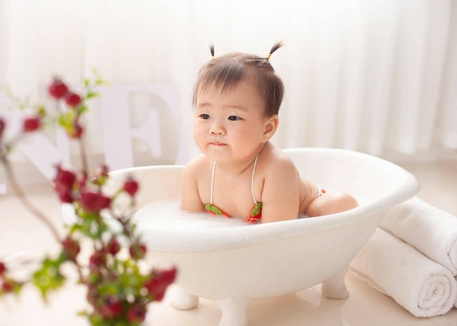 Ilustrasi bayi mandi menggunakan sabun mandi bayi untuk kulit sensitif dan alergi. Foto: Pexels.com