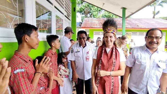 Duta Besar Norwegia mengunjungi Sekolah Luar Biasa (SLB) di Sorong, Rabu (22/2)