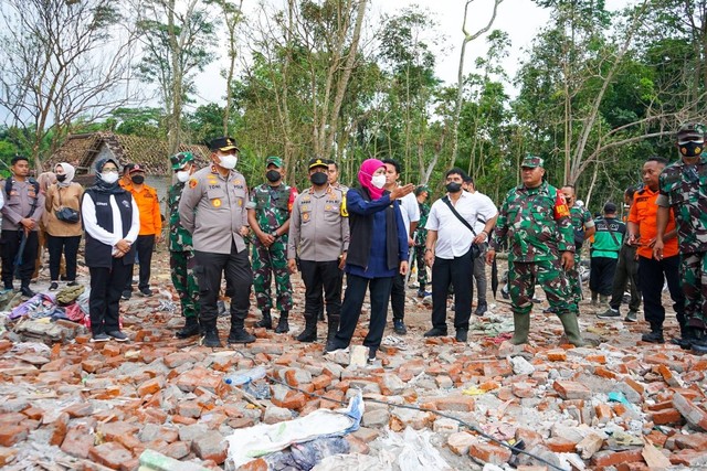 Gubernur Jawa Timur Khofifah Indar Parawansa meninjau lokasi peristiwa ledakan petasan di Dusun Tegalrejo, Desa Karangbendo, Kecamatan Ponggok, Kabupaten Blitar. Foto: Pemprov Jatim
