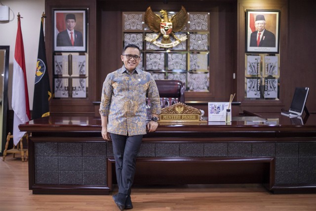 Menteri Pendayagunaan Aparatur Negara dan Reformasi Birokrasi Indonesia, Abdullah Azwar Anas saat ditemui di kantornya, Jakarta, Selasa (22/2). Foto: Aditia Noviansyah/kumparan