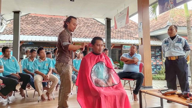 Pelatihan Tata Rambut. Foto : Humas Rutan Magetan