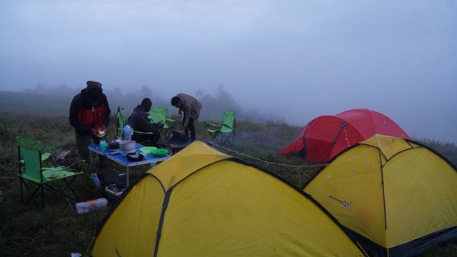 Sejumlah warga camping menggunakan tenda di atas Bukit Sontiri, Kampung Matatun, Distrik Kebar, Kabupaten Tambrauw, Provinsi Papua Barat Daya. Foto: Bertho Yekwam.