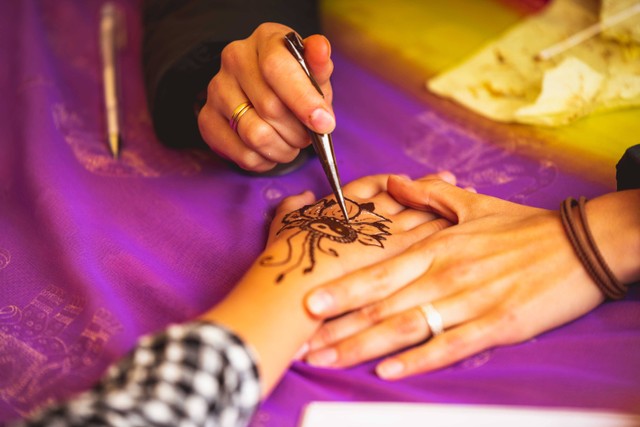 Ilustrasi seseorang membuat motif henna simple untuk anak. Foto: Pexels.com