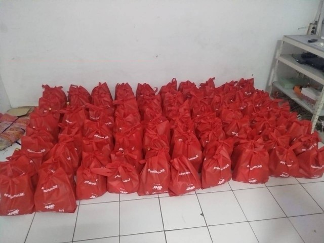 Paket sembako hasil sedekah/donasi Ksatria dan Srikandi JNE Cabang Utama Bogor untuk masyarakat.