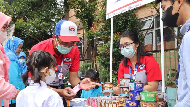 JNE cabang Utama Bogor mendukung kegiatan vaksin di sekolah dengan memberikan sereal dan susu untuk siswa-siswi yang telah divaksin.