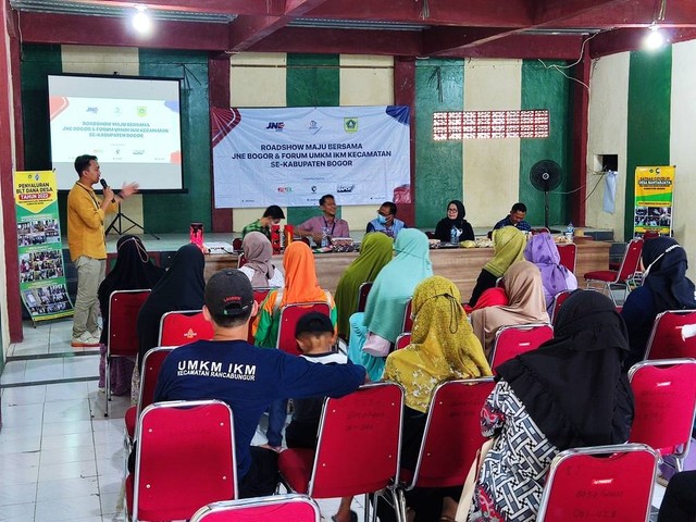 JNE Bogor memberikan pemaparan dalam kegiatan Roadshow Maju Bersama di Kecamatan Rancabungur, Kabupaten Bogor