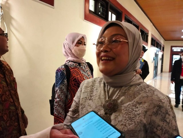 Menaker Ida Fauziyah menyampaikan tentang penghentian BSU di UGM, Rabu (22/02/2023). Foto: erfanto/Tugu Jogja