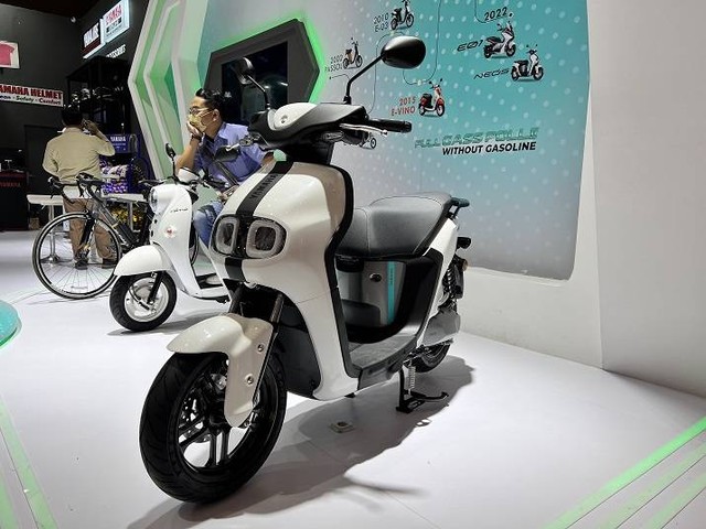 Motor listrik Yamaha Neos tampil di IIMS 2023. Foto: Sena Pratama/kumparan