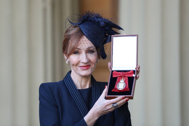 Penulis Inggris JK Rowling dengan medalinya setelah diangkat menjadi Sahabat Kehormatan untuk layanan sastra dan filantropi oleh Pangeran Inggris William, Adipati Cambridge di Istana Buckingham di London pada Desember 2017. Foto: Andrew Matthews/AFP