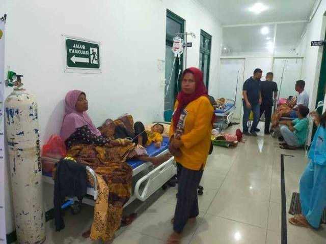 Sejumlah korban dugaan keracunan didampingi keluarganya saat di RST Ternate. Foto: Istimewa/Rusdi Syamsi