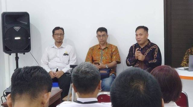 Dari kiri: Kabag Perencanaan Disdikpora DIY, Suci Rohmadi; Pakar Hukum UAJY, Riawan Tjandra; Kepala ORI Perwakilan DIY, Budi Masthuri, dalam FGD yang digelar oleh ORI Perwakilan DIY, Rabu (22/2). Foto: Widi RH Pradana