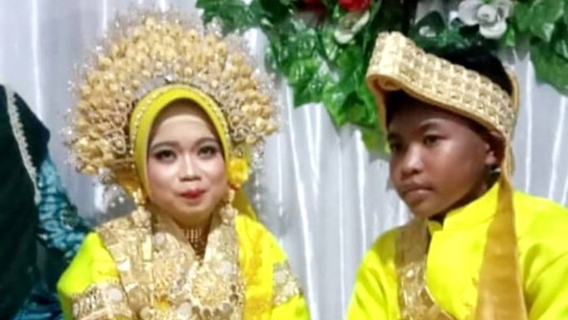 Pernikahan anak di bawah umur: Yang laki-laki berusia 13 tahun, yang perempuan berusia 16 tahun. Pernikahan ini berlangsung di Kabupaten Bantaeng, Sulsel, Senin (21/2/2023). Foto: Dok. Istimewa