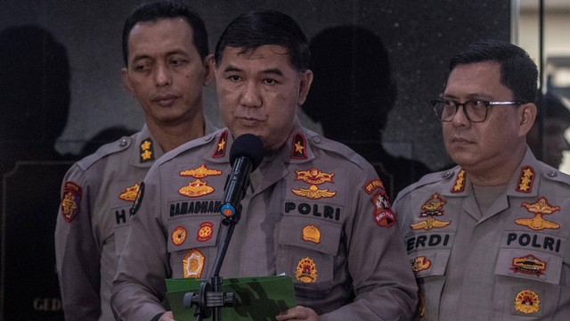 Karo Penmas Divisi Humas Polri Brigjen Pol Ahmad Ramadhan (tengah) di Mabes Polri, Jakarta, Rabu (22/2/2023). Foto: Muhammad Adimaja/Antara Foto 