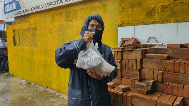 Sosok Evan (26) pemuda di Yogyakarta ini tiap hari membagikan nasi gratis ke mahasiswa dan pekerja yang kelaparan. Dari satu indekos ke indekos lain. Foto: Arfiansyah Panji Purnandaru/kumparan