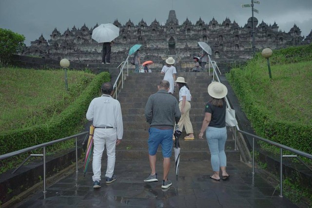 Wisatawan sedang menyaksikan Candi Borobudur. Foto: Arif UT