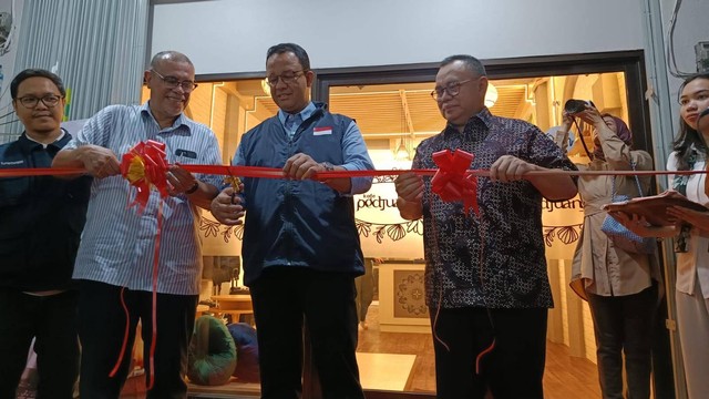 Anies Baswedan dan Sudirman Said di Lebak Bulus, Jakarta, Rabu (22/2/2023). Foto: Zamachsyari/kumparan