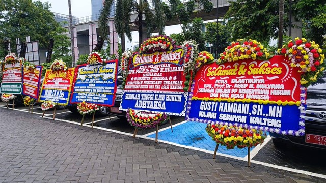 Karangan bunga ucapan selamat dan sukses padati Kantor Kemenkumham atas dilantiknya Asep N Mulyana sebagai Dirjen Peraturan Perundang-undangan yang baru, Jakarta, Kamis (23/2).  Foto: Thomas Bosco/kumparan