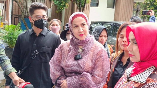 Venna Melinda didampingi Athalla hadiri sidang mediasi di Pengadilan Agama Jakarta Selatan, Kamis (23/2/2023).  Foto: Aprilandika Pratama/kumparan