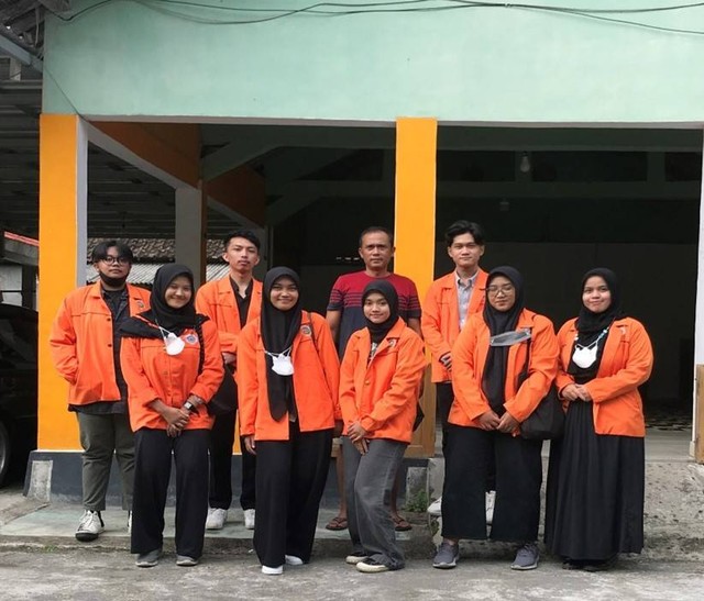 Mahasiswa KKN Universitas Ahmad Dahlan Bersama Dukuh Dusun Turi, Sidomulyo, Bambanglipuro, Bantul 