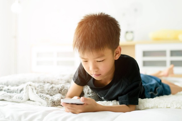 Ilustrasi Anak Praremaja Bermain Handphone. Foto: TinnaPong/Shutterstock