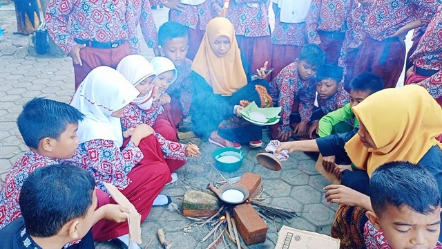 Siswa-siswi SD Negeri 53 Banda Aceh disibukkan dengan berbagai kegiatan persiapan kenduri apam pada pagi Kamis (23/2/2023). Foto: Istimewa