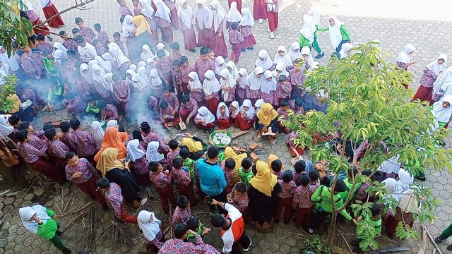 Siswa-siswi SD Negeri 53 Banda Aceh disibukkan dengan berbagai kegiatan persiapan kenduri apam pada pagi Kamis (23/2/2023). Foto: Istimewa