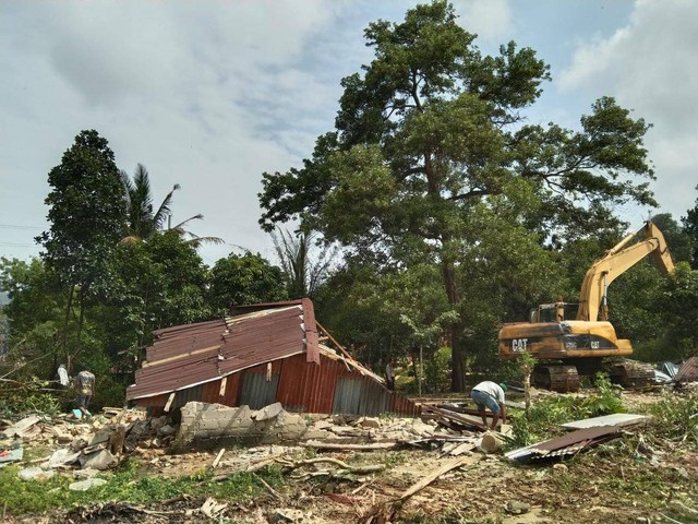 Penertiban bangunan rumah liar di area lahan asrama Polsek Batu Aji, Batam, dengan menerjunkan alat belat. Foto: Rega/kepripedia.com