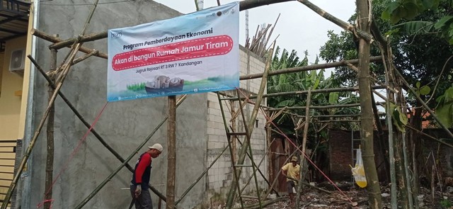 Proses Pembangunan Rumah Jamur Tiram, Jugruk Rejosari, Kandangan, Surabaya, Jawa Timur.