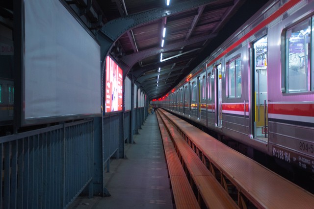 Jadwal KRL Tanah Abang-Cisauk 2023 untuk penumpang Commuter Line. Foto: Unsplash/Rafael Atantya.