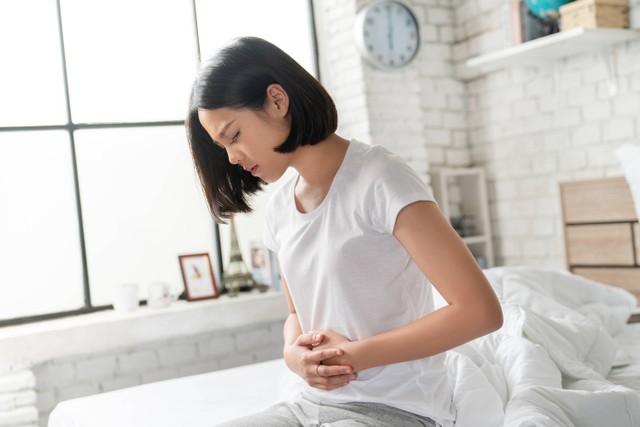 Ilustrasi sakit perut saat hamil muda. Foto: TORWAISTUDIO/Shutterstock